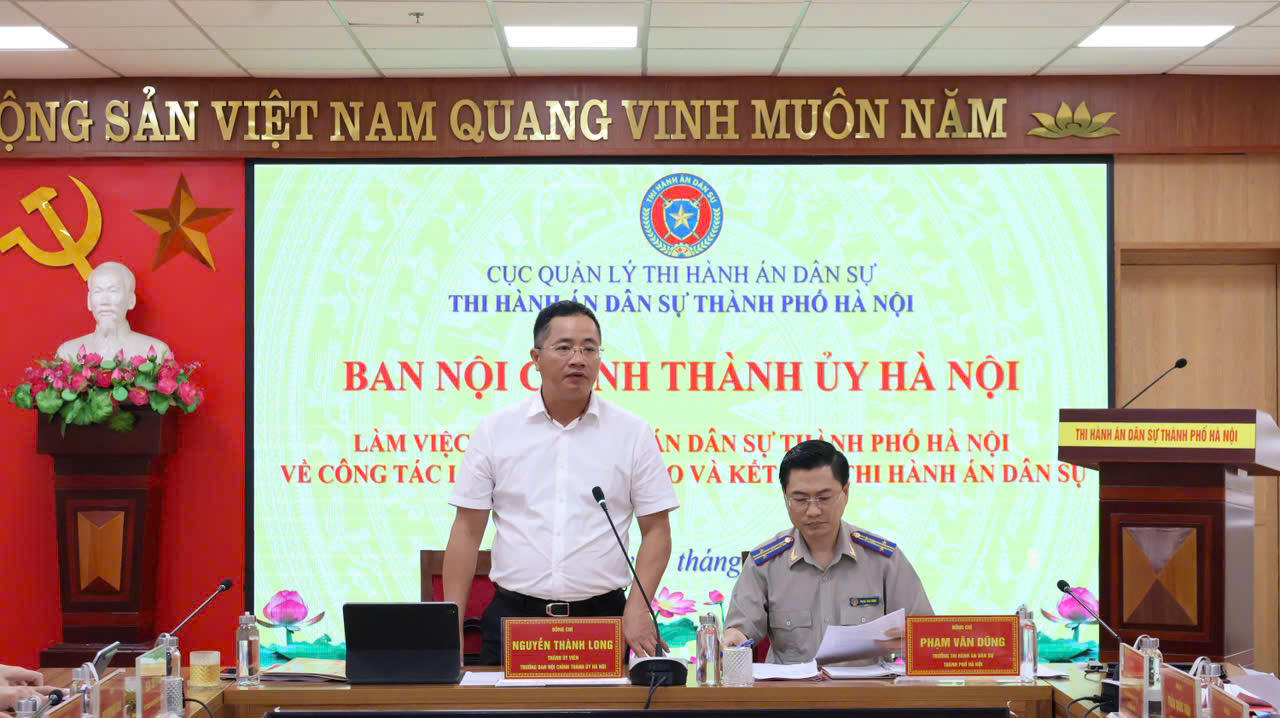 Thành ủy viên, Trưởng Ban Nội chính Thành ủy Nguyễn Thành Long phát biểu tại buổi làm việc ngày 3/8/2026 với Thi hành án dân sự TP Hà Nội.