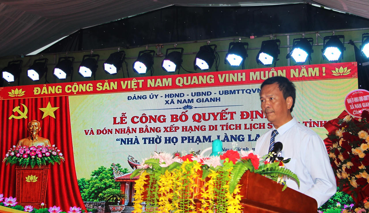 Đại diện Sở Văn hóa, Thể thao và Du lịch tỉnh Quảng Trị công bố quyết định xếp hạng di tích. (Ảnh: M.P)