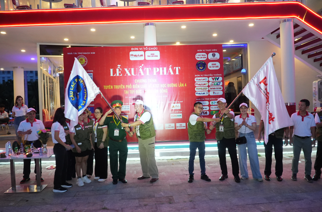 Nghi thức trao cờ xuất phát - Thời khắc thiêng liêng đánh dấu đoàn Caravan Báo Pháp luật Việt Nam mùa 4 chính thức lên đường  (Ảnh: Triều Nguyễn)