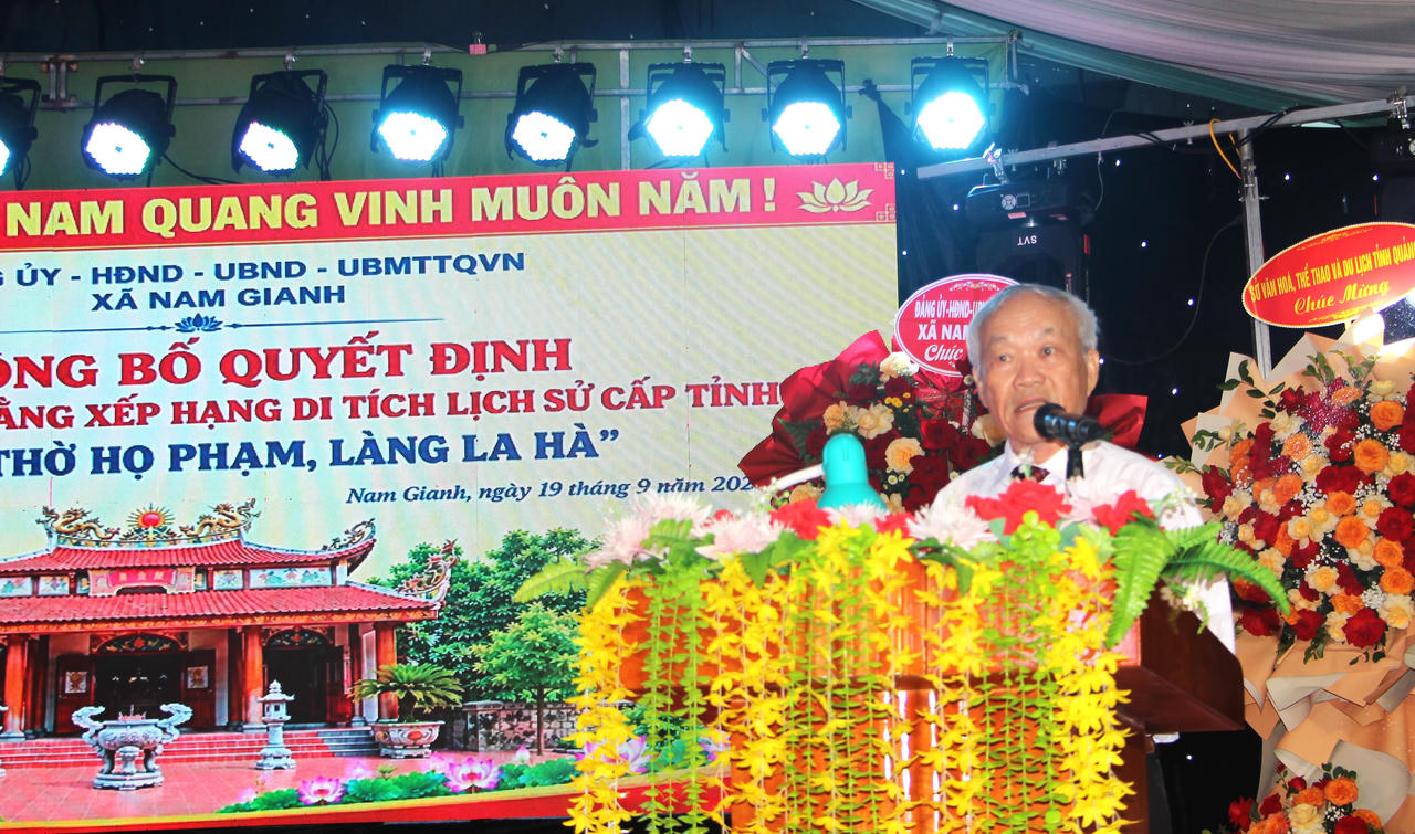 Ông Phạm Quang Vinh, Chánh Hội đồng gia tộc họ Phạm làng La Hà, phát biểu tại buổi lễ. (Ảnh: M.P)