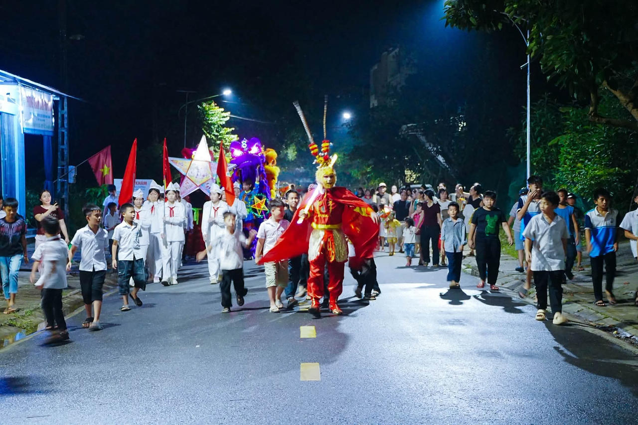 Các ác em được tham gia rước đèn, xem múa lân, thưởng thức các tiết mục văn nghệ và hòa mình vào không khí vui tươi của Tết Trung thu (Ảnh: Truyền hình Bản Lầu).
