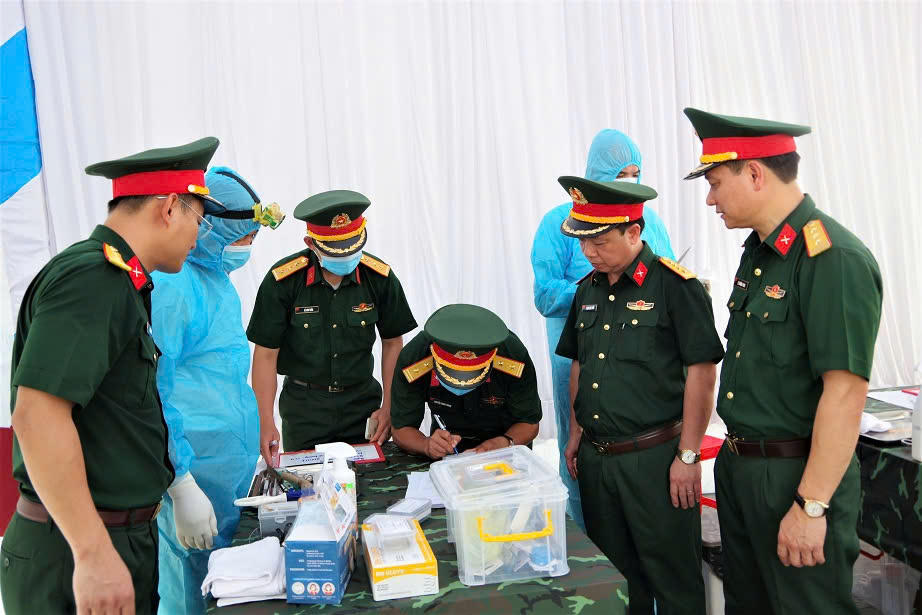 Bộ CHQS tỉnh kiểm tra công tác lấy mẫu sinh phẩm tại các nghĩa trang trên địa bàn. (Ảnh: Bộ CHQS tỉnh Quảng Trị)