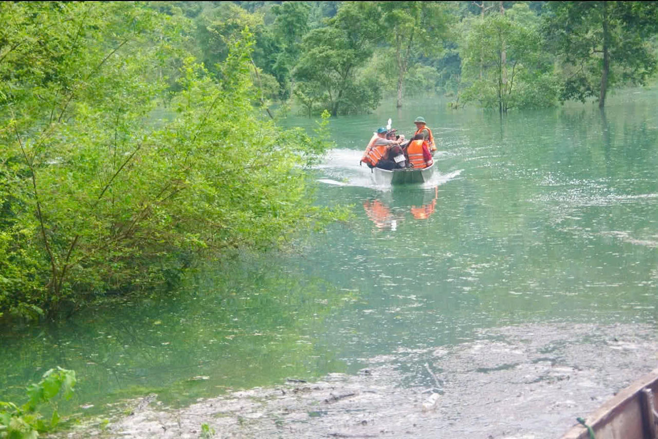 Cán bộ, chiến sĩ Ban CHQS xã Kim Phú vượt thung lũng Hung Trâu, đưa thầy cô giáo vào bản Yên Hợp trong những ngày mưa lũ. (Ảnh: T.H)