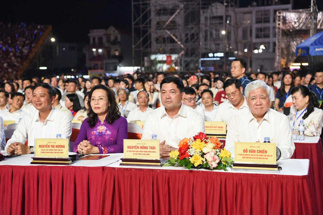 Đại biểu Trung ương có các đồng chí: Đỗ Văn Chiến, Ủy viên Bộ Chính trị, Phó Chủ tịch Thường trực Quốc hội cùng các đại biểu thành uỷ thành phố Bắc Ninh. (Ảnh NH)