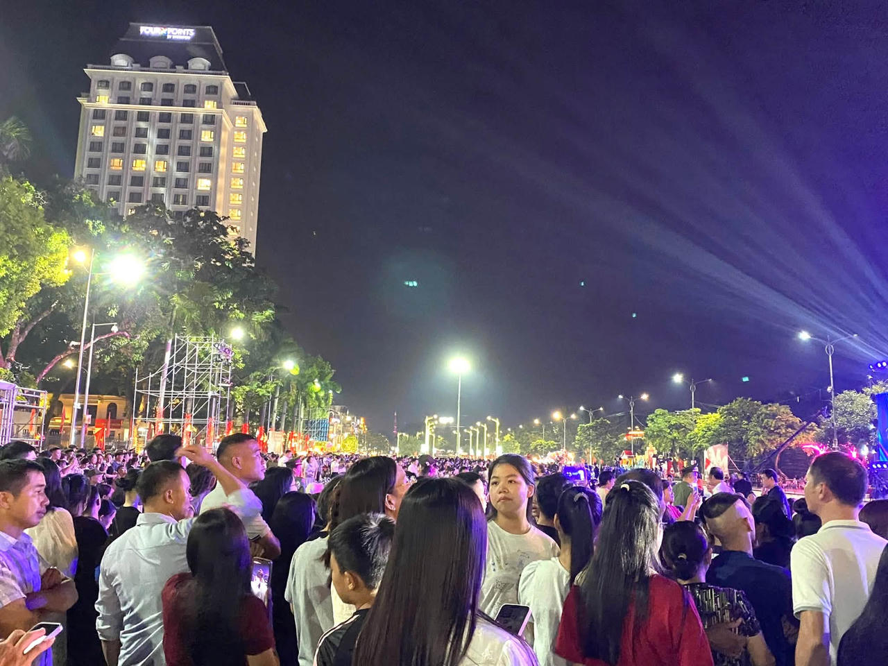Hàng vạn người Lạng Sơn đổ xuống đường.