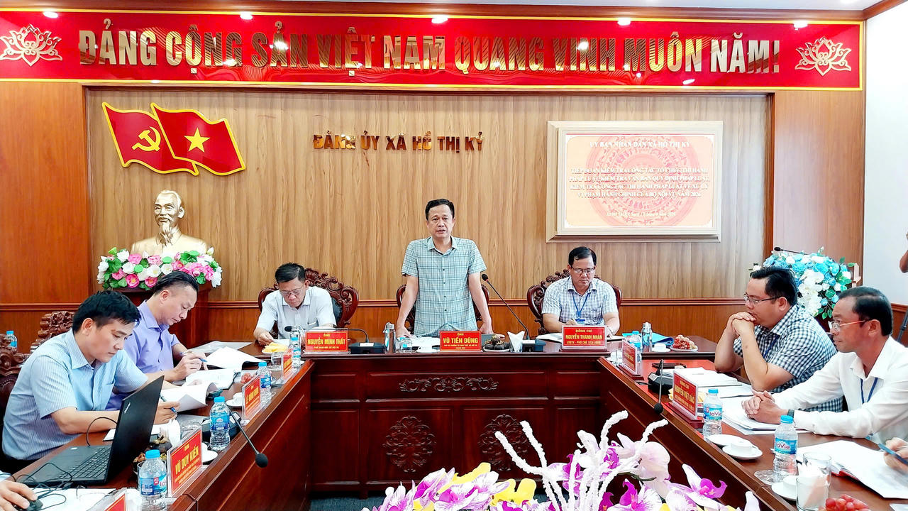 Đoàn kiểm tra của Bộ Nội vụ kiểm tra thực tế công tác tổ chức thi hành pháp luật, văn bản quy phạm pháp luật và xử lý vi phạm hành chính tại UBND xã Hồ Thị Kỷ, tỉnh Cà Mau (Ảnh: Y.N).