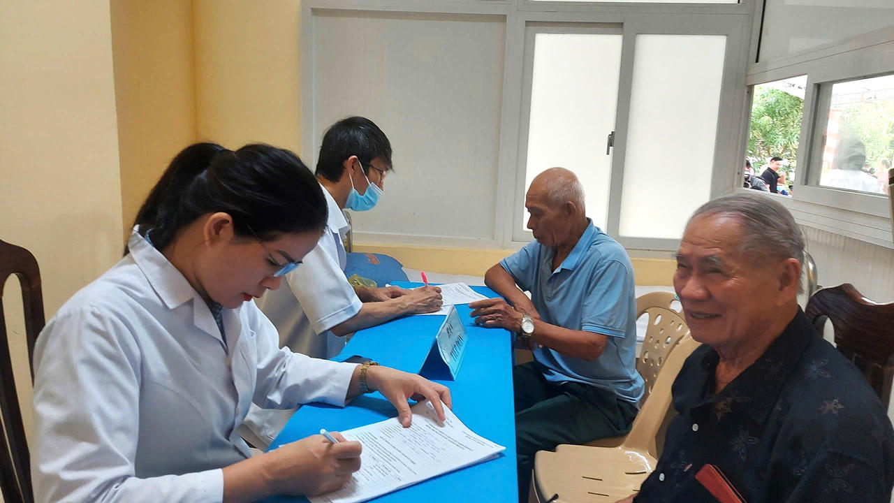 Bác sĩ khám, tư vấn sức khỏe cho người dân trong chương trình khám sức khỏe định kỳ, khám sàng lọc trên địa bàn Quảng Trị. (Ảnh: M.P)