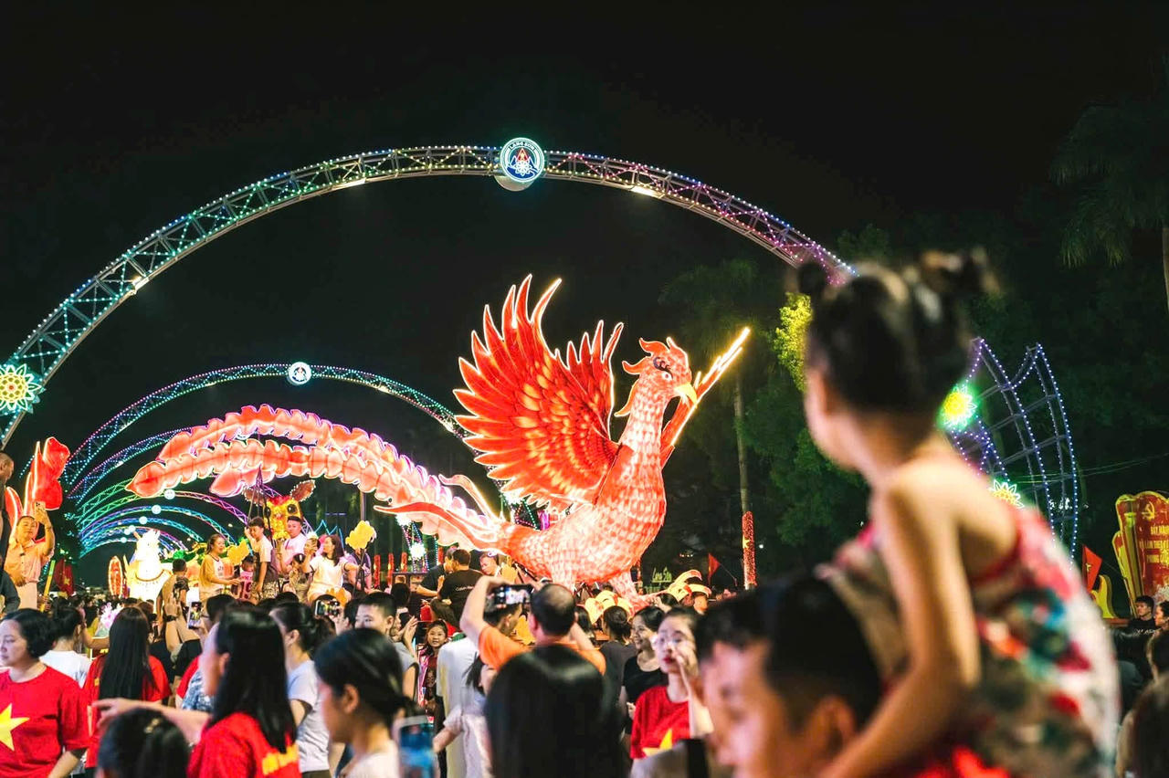 Đèn Trung thu lạ mắt khiến nhiều em nhỏ thích thú.