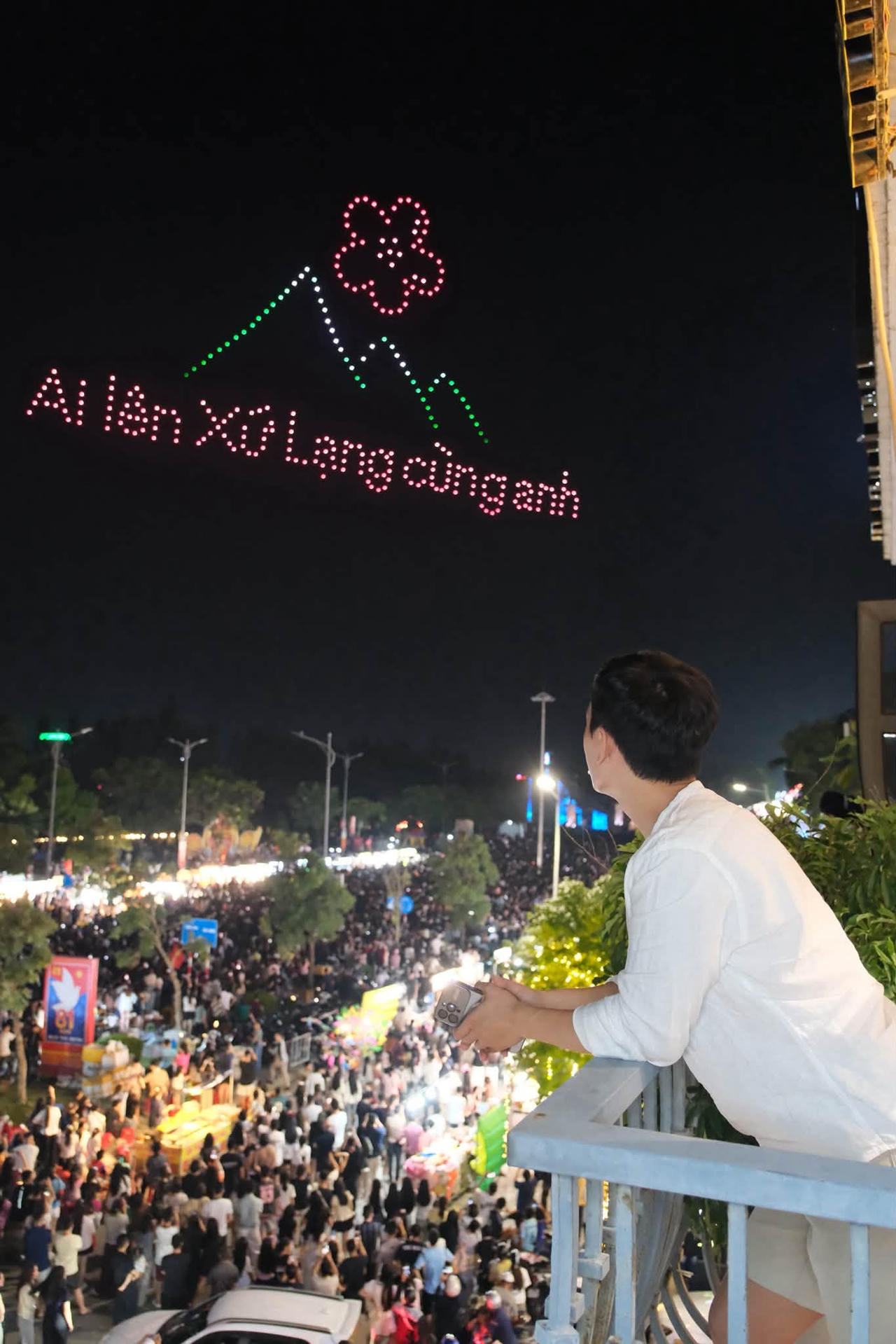 Một du khách tranh thủ chụp ảnh làm kỷ niệm.