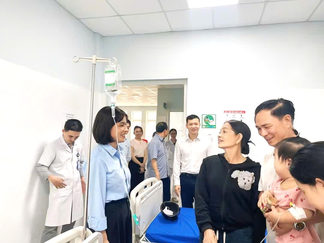 Giám đốc Sở Y tế Quảng Trị thăm hỏi, động viên bệnh nhân tại Bệnh viện Đa khoa Khu vực Quảng Trạch. (Ảnh: M.P)