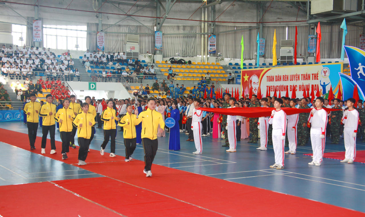 VĐV Nguyễn Quốc Toàn dẫn đầu đoàn rước đuốc của Đội Cử tạ Việt Nam; từng giành HCV SEA Games, 3 HCV trẻ châu Á, 3 HCV Đại hội Thể thao toàn quốc lần thứ IX (2022) và nhiều HCV quốc gia...(Ảnh: T.N).