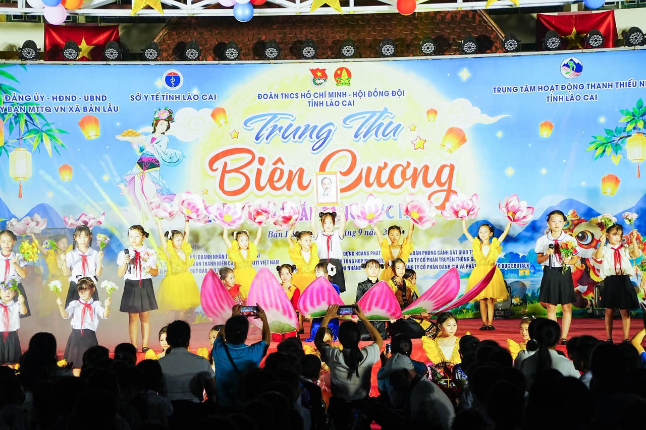 Các giết mục văn nghệ tại chương trình (Ảnh: Truyền hình Bản Lầu)