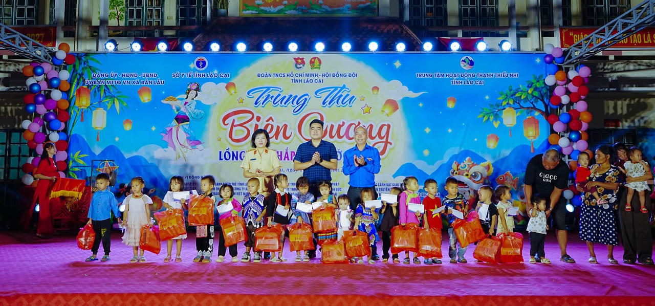 Ấm áp đêm Trung thu nơi biên giới Bản Lầu (Lào Cai)