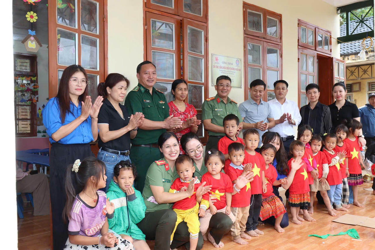 Ấm áp điểm trường Huổi Khi sau hành trình vượt núi