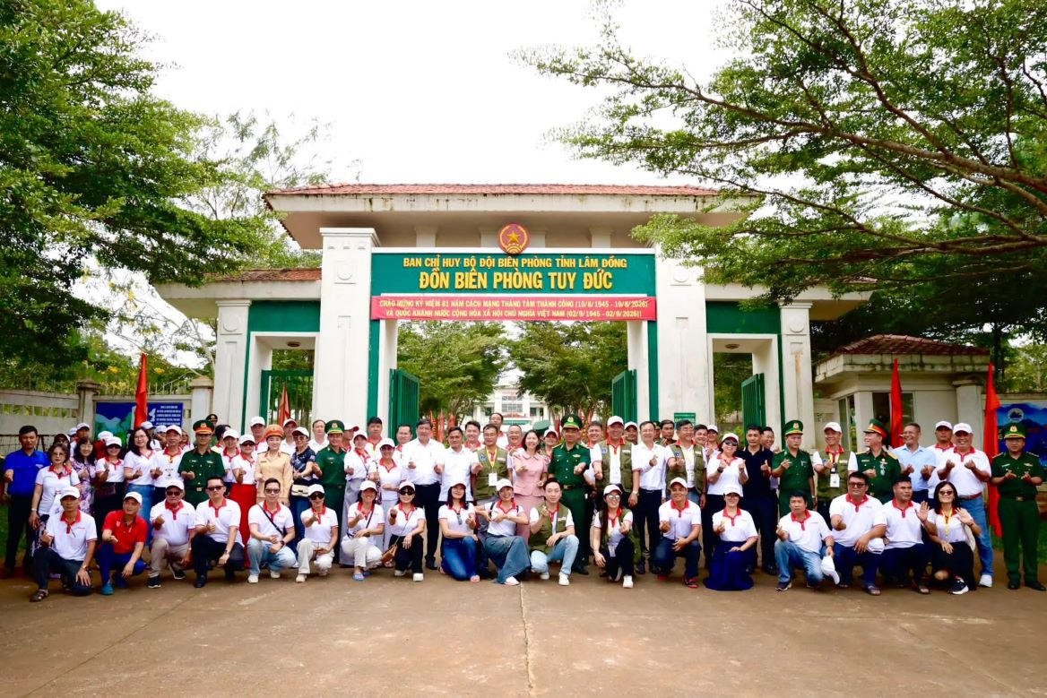 Đoàn Caravan Báo PLVN chụp hình lưu niệm tại Đồn Biên phòng Tuy Đức (tỉnh Lâm Đồng).