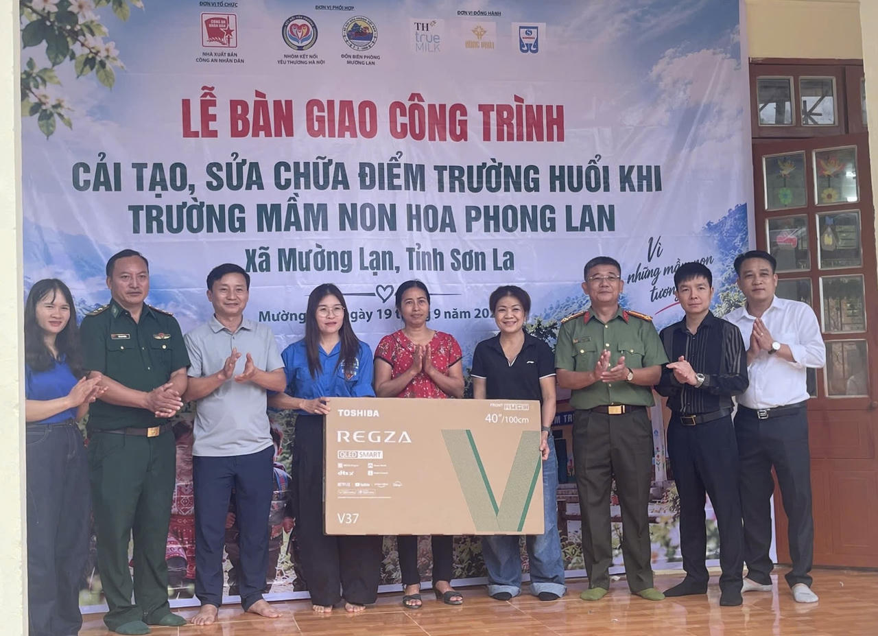 Ấm áp điểm trường Huổi Khi sau hành trình vượt núi