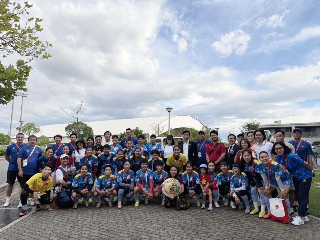 Tổng Lãnh sự quán Việt Nam tại Osaka và cộng đồng người Việt động viên đội tuyển nữ Việt Nam trước trận đấu quyết định (Ảnh VFF)