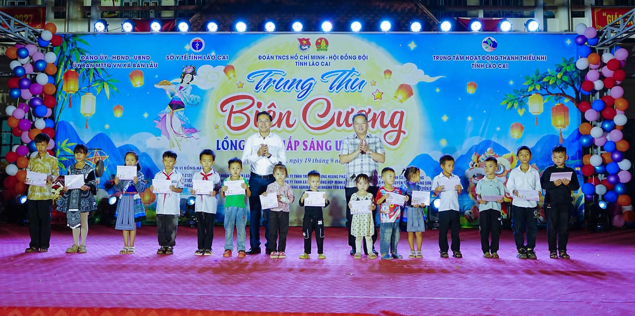 Ấm áp đêm Trung thu nơi biên giới Bản Lầu (Lào Cai)