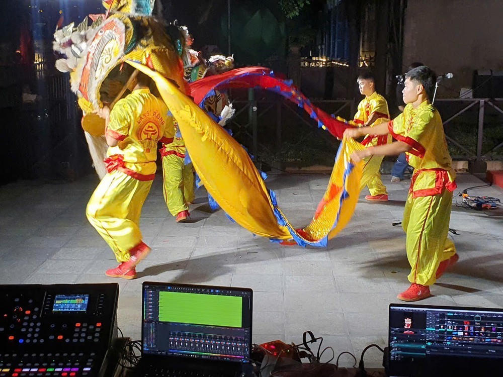 Tiếng trống hội, đèn lồng, rước đèn vào không gian nhạc sôi động (Ảnh: Trọng Đạt).