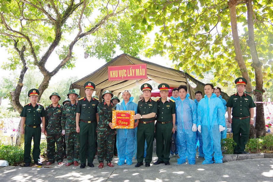 Thiếu tướng Lê Văn Trung, Phó Chính uỷ Quân khu, cùng đoàn công tác Cục Chính trị Quân Khu, tặng quà động viên các lực lượng thực hiện nhiệm vụ lấy mẫu sinh phẩm. (Ảnh: Bộ CHQS tỉnh Quảng Trị)