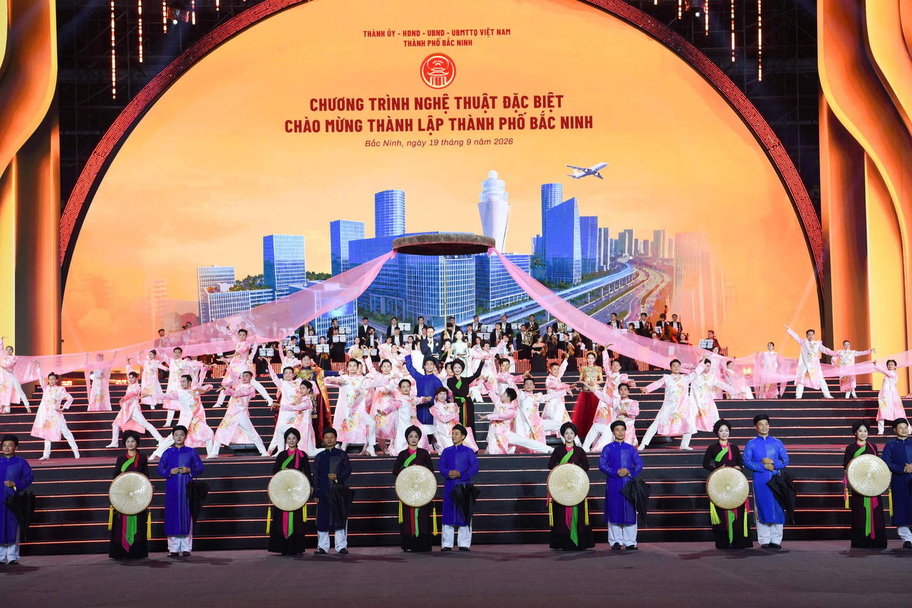 Thành ủy, Hội đồng nhân dân, Ủy ban nhân dân, Ủy ban Mặt trận Tổ quốc Việt Nam  thành phố Bắc Ninh tổ chức Chương trình nghệ thuật đặc biệt chào mừng thành lập thành phố Bắc Ninh và đón nhận Huân chương Lao động hạng Nhất với chủ đề “Mạch nguồn Kinh Bắc – Vươn cao thời đại”. (Ảnh NH)