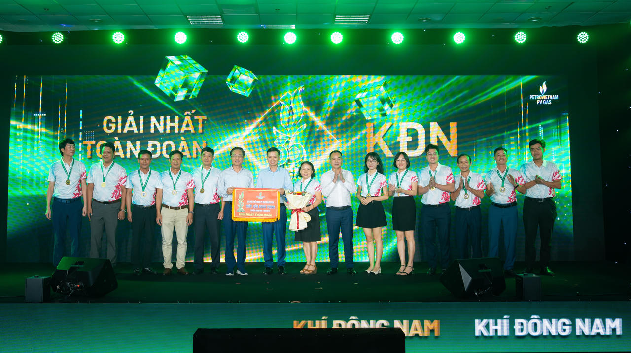 Bí thư Đảng ủy, Chủ tịch HĐQT PV GAS Bùi Minh Tiến trao giải Nhất toàn đoàn cho KĐN.