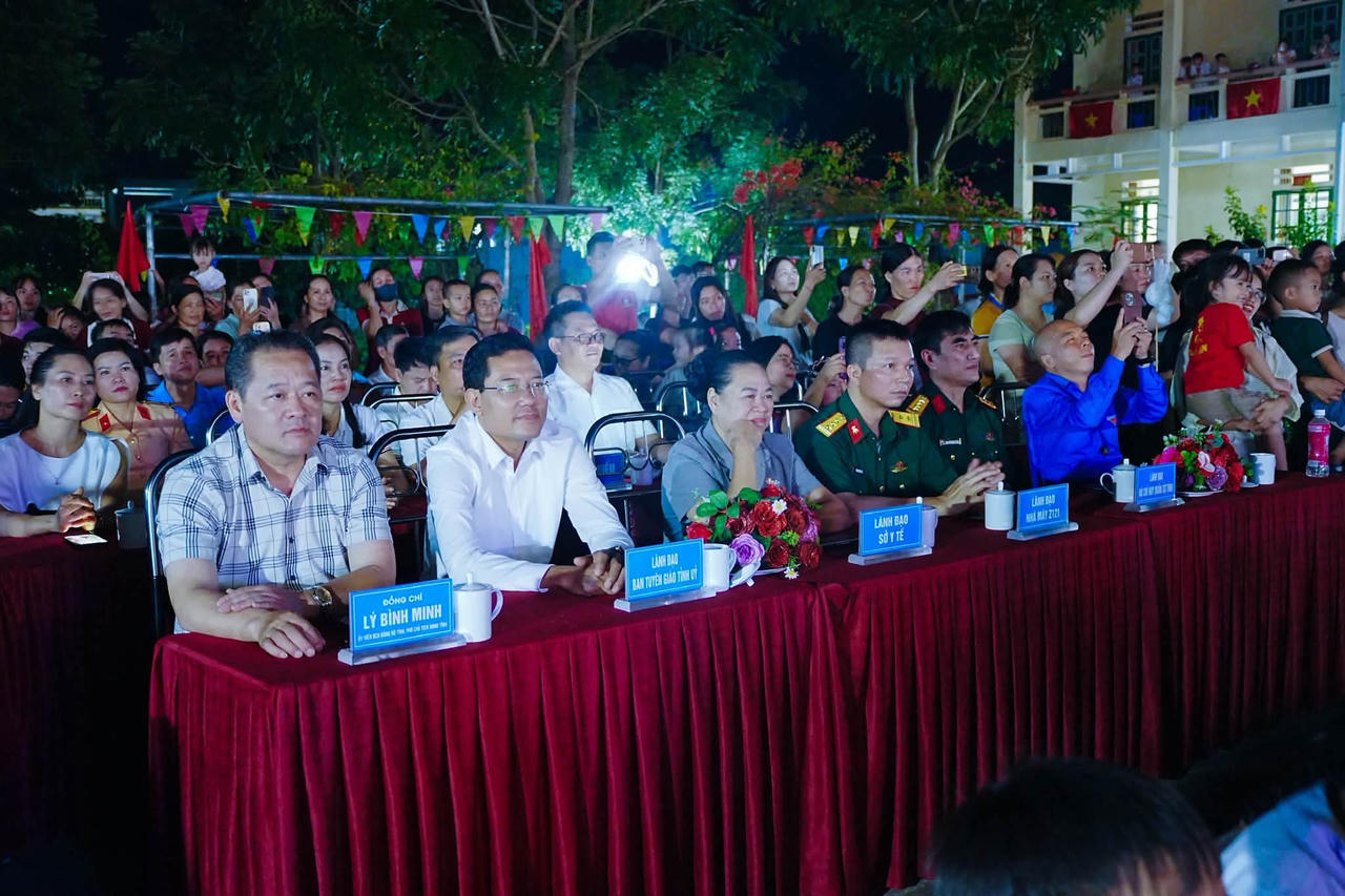 Các đại biểu tham dự (Ảnh: Truyền hình Bản Lầu) 