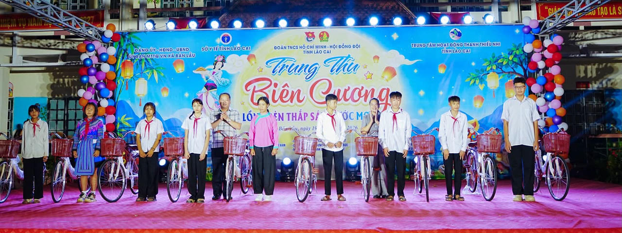 Trao quà cho các em nhỏ ( Ảnh: Truyền hình Bản Lầu)