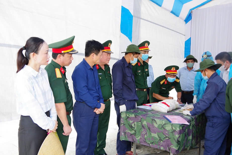 Ông Lê Văn Bảo, Ủy viên Ban Thường vụ Tỉnh ủy, Phó Chủ tịch UBND tỉnh kiểm tra công tác lấy mẫu sinh phẩm. (Ảnh: Bộ CHQS tỉnh Quảng Trị)