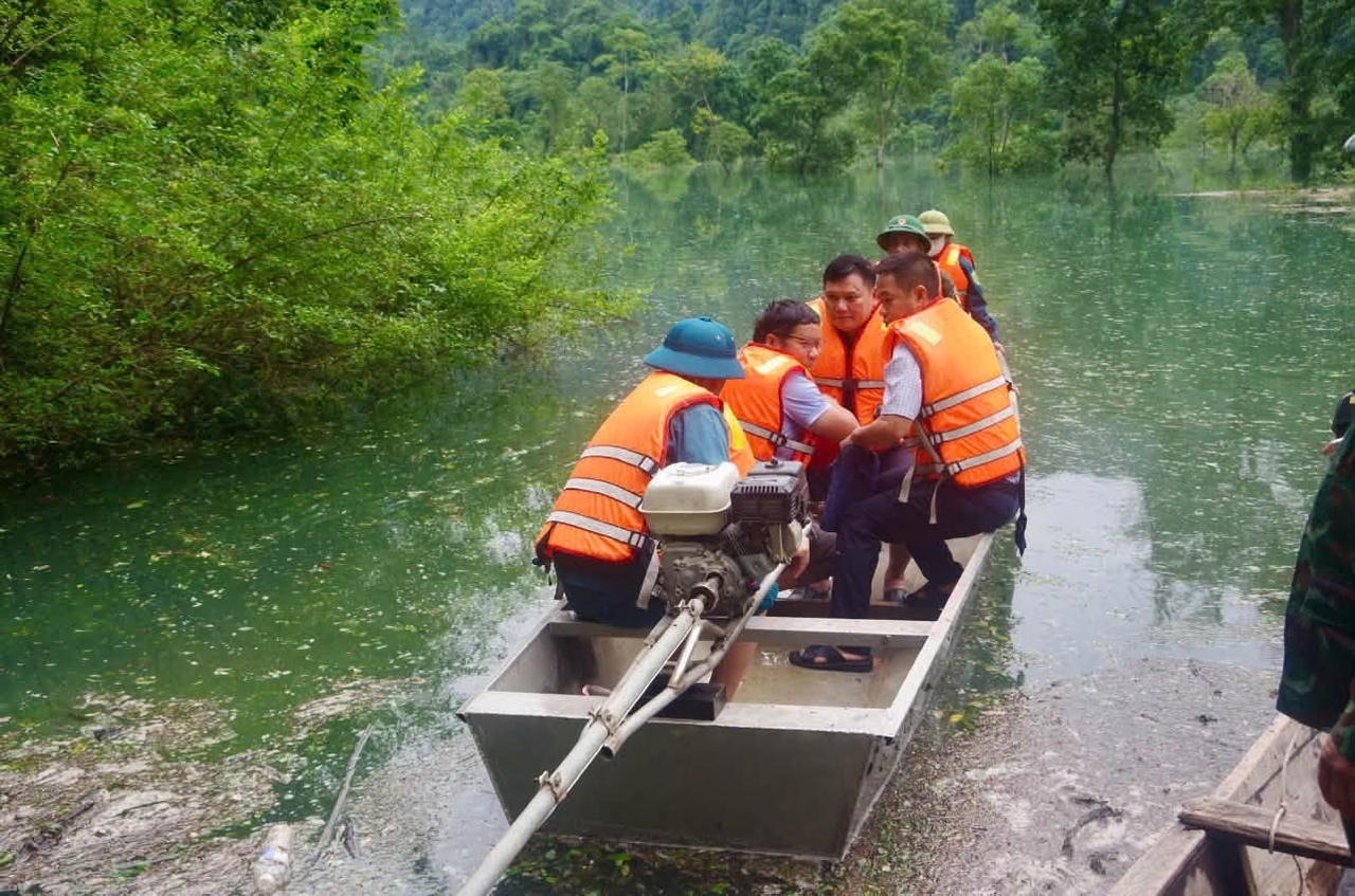 Cán bộ, chiến sĩ vượt vùng nước ngập, đưa cán bộ, giáo viên vào bản Yên Hợp thực hiện nhiệm vụ. (Ảnh: T.H)