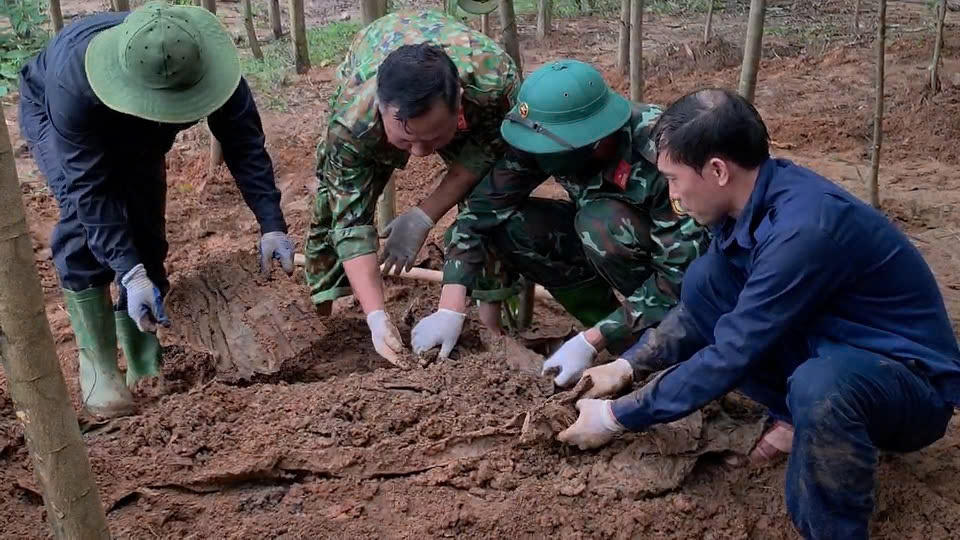 Đội tìm kiếm, quy tập hài cốt liệt sĩ số 1 (hướng trong nước), Phòng Chính trị, Bộ CHQS tỉnh Quảng Trị đã tìm kiếm, và cất bốc hài cốt liệt sĩ tại bản Bãi Dinh, xã Dân Hóa. (Ảnh: Bộ CHQS tỉnh Quảng Trị)