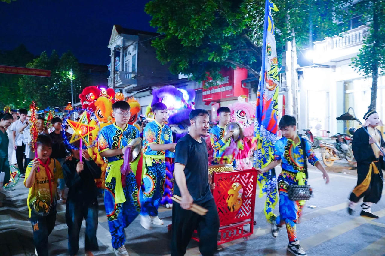 Ấm áp đêm Trung thu nơi biên giới Bản Lầu (Lào Cai)