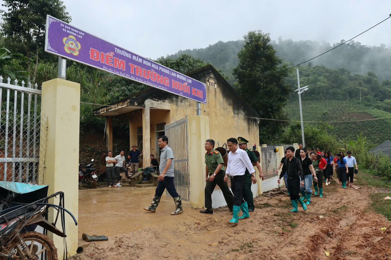Ấm áp điểm trường Huổi Khi sau hành trình vượt núi
