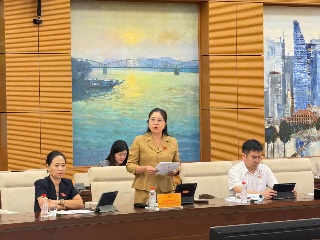 Nhiều vấn đề trọng tâm tại phiên giải trình của Bộ trưởng Bộ Giáo dục và Đào tạo