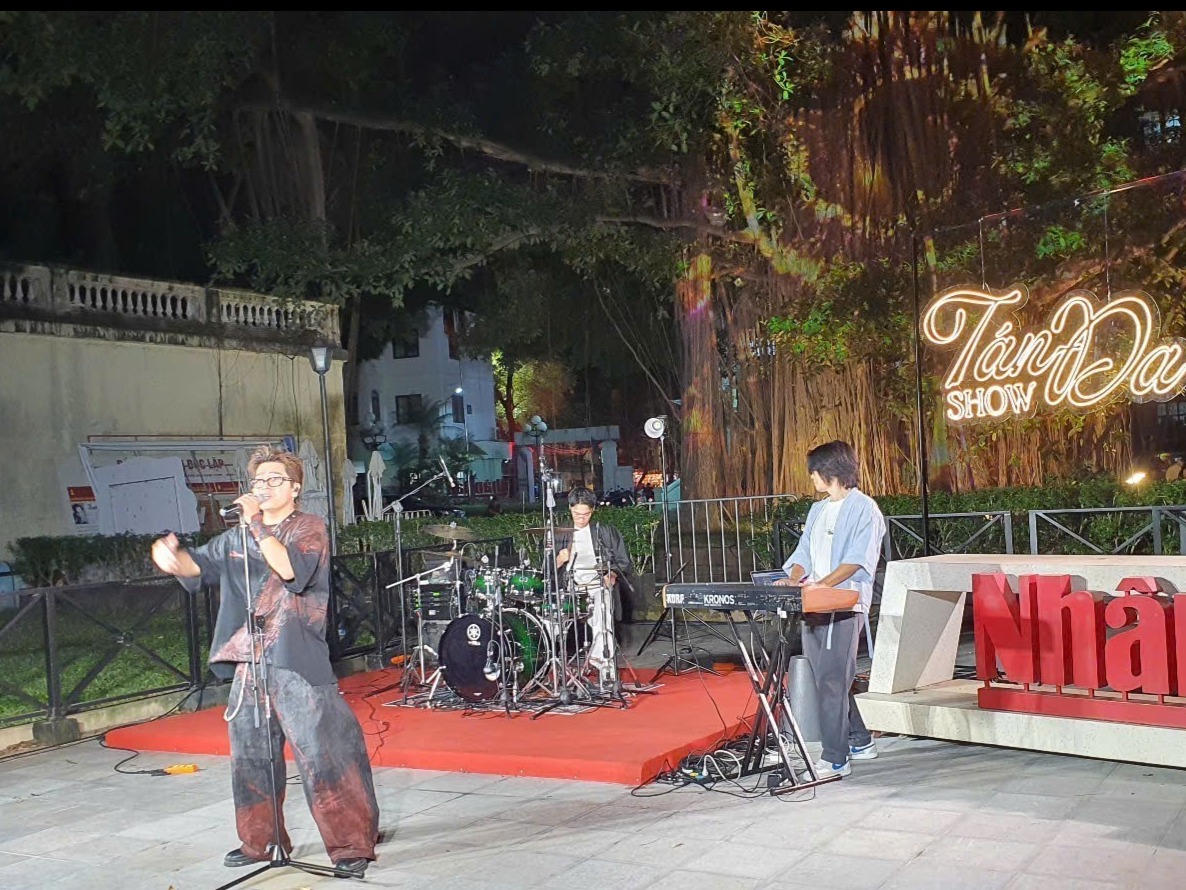 “Tán đa Show” với công nghệ trình chiếu 3D mapping lên cây đa cổ thụ hơn 300 tuổi