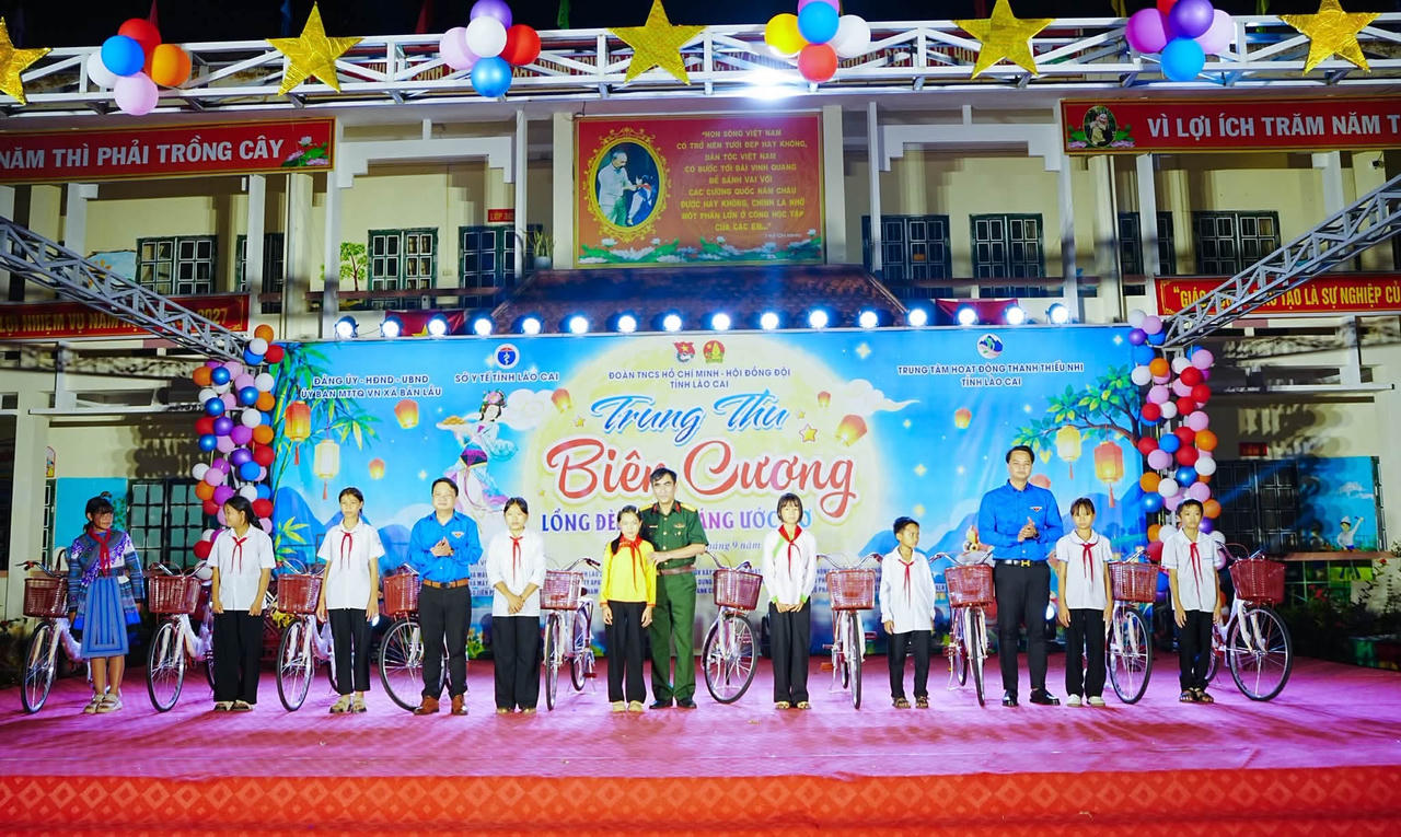Ấm áp đêm Trung thu nơi biên giới Bản Lầu (Lào Cai)