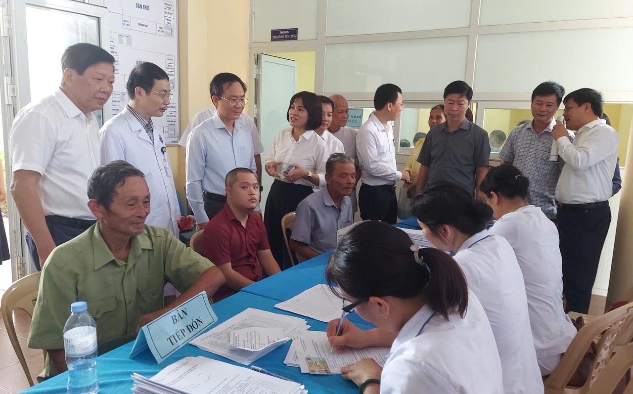 Phó Chủ tịch UBND tỉnh Hoàng Xuân Tân và Giám đốc Sở Y tế Diệp Thị Minh Quyết kiểm tra tại chương trình khám sức khỏe định kỳ, khám sàng lọc cho người dân trên địa bàn phường Đồng Hới. (Ảnh: M.P)