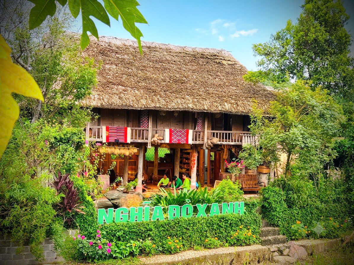 Kết hợp sản xuất dược liệu với du lịch mở thêm hướng khai thác các giá trị văn hóa bản địa. (Ảnh: Nguyễn Hải)