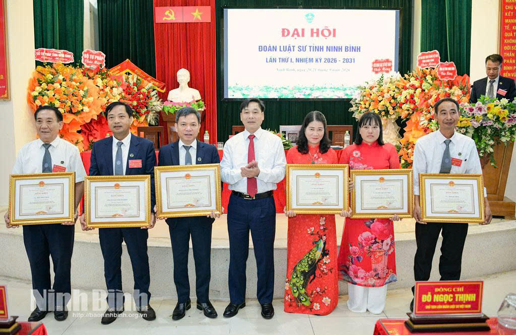 Ông Nguyễn Anh Chức, Phó Chủ tịch UBND tỉnh trao Bằng khen của UBND tỉnh cho các tập thể và cá nhân có thành tích xuất sắc.Ảnh: Báo Ninh Bình