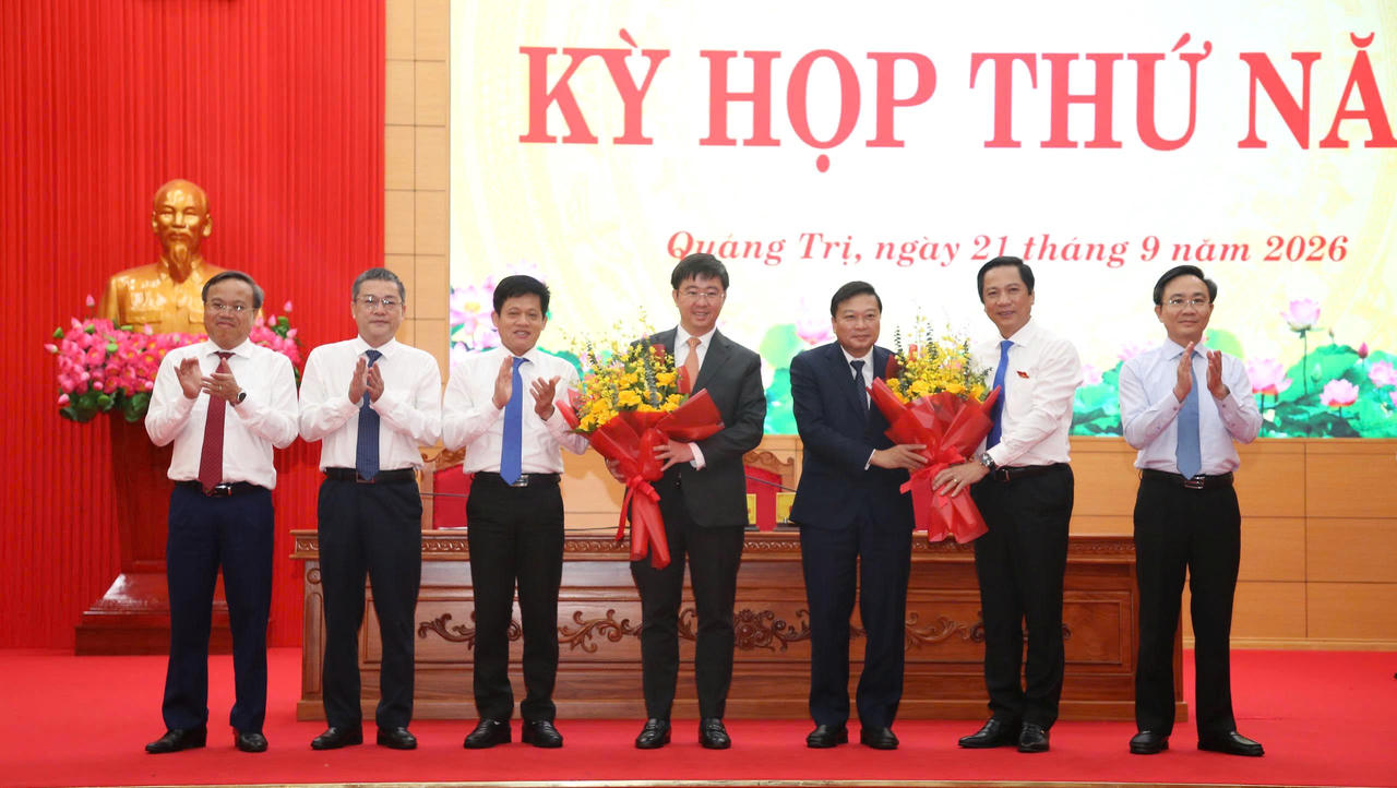 Tân Chủ tịch UBND tỉnh Quảng Trị Bùi Hoàng Phương (thứ 4 từ trái sang) nhận hoa chúc mừng từ các lãnh đạo tỉnh. (Ảnh: H.G)