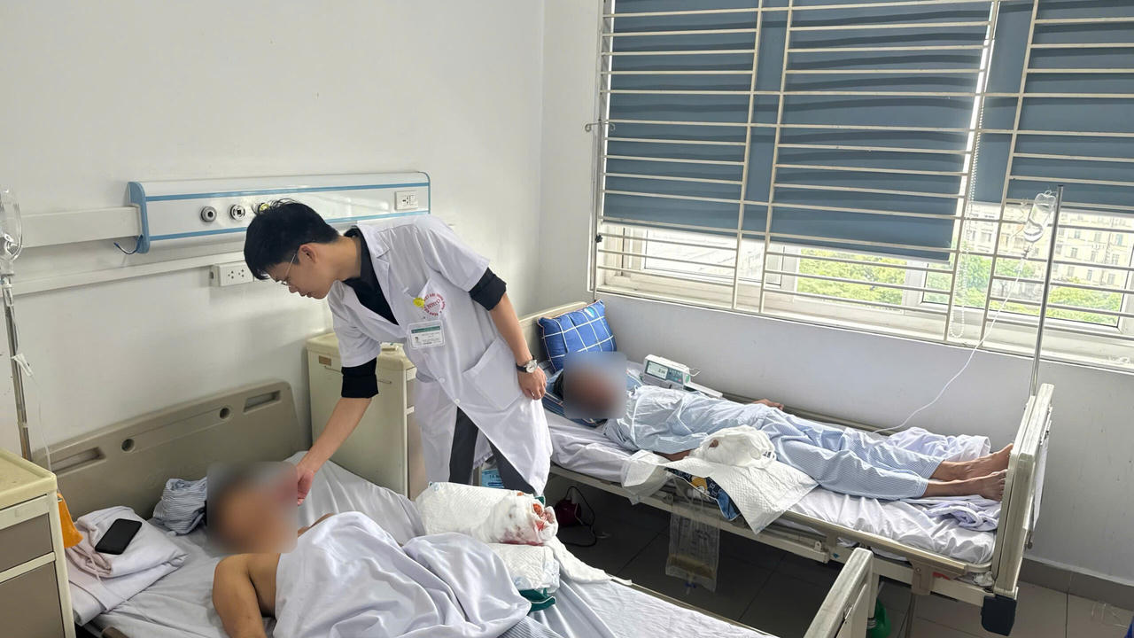 Bác sĩ tiến hành thăm khám cho bệnh nhân (Ảnh: Bệnh viện Nhiệt đới TW) 