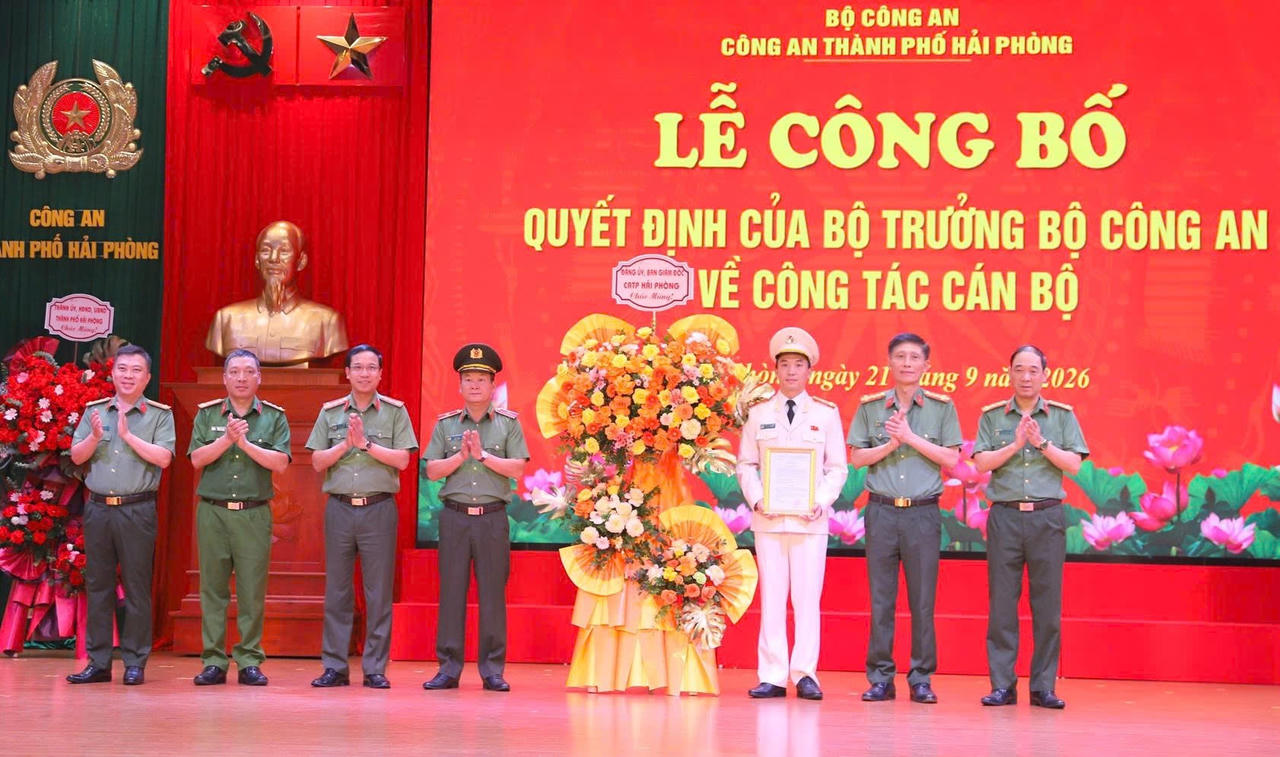 Ban Giám đốc Công an TP tặng hoa chúc mừng (Ảnh Thùy Linh)