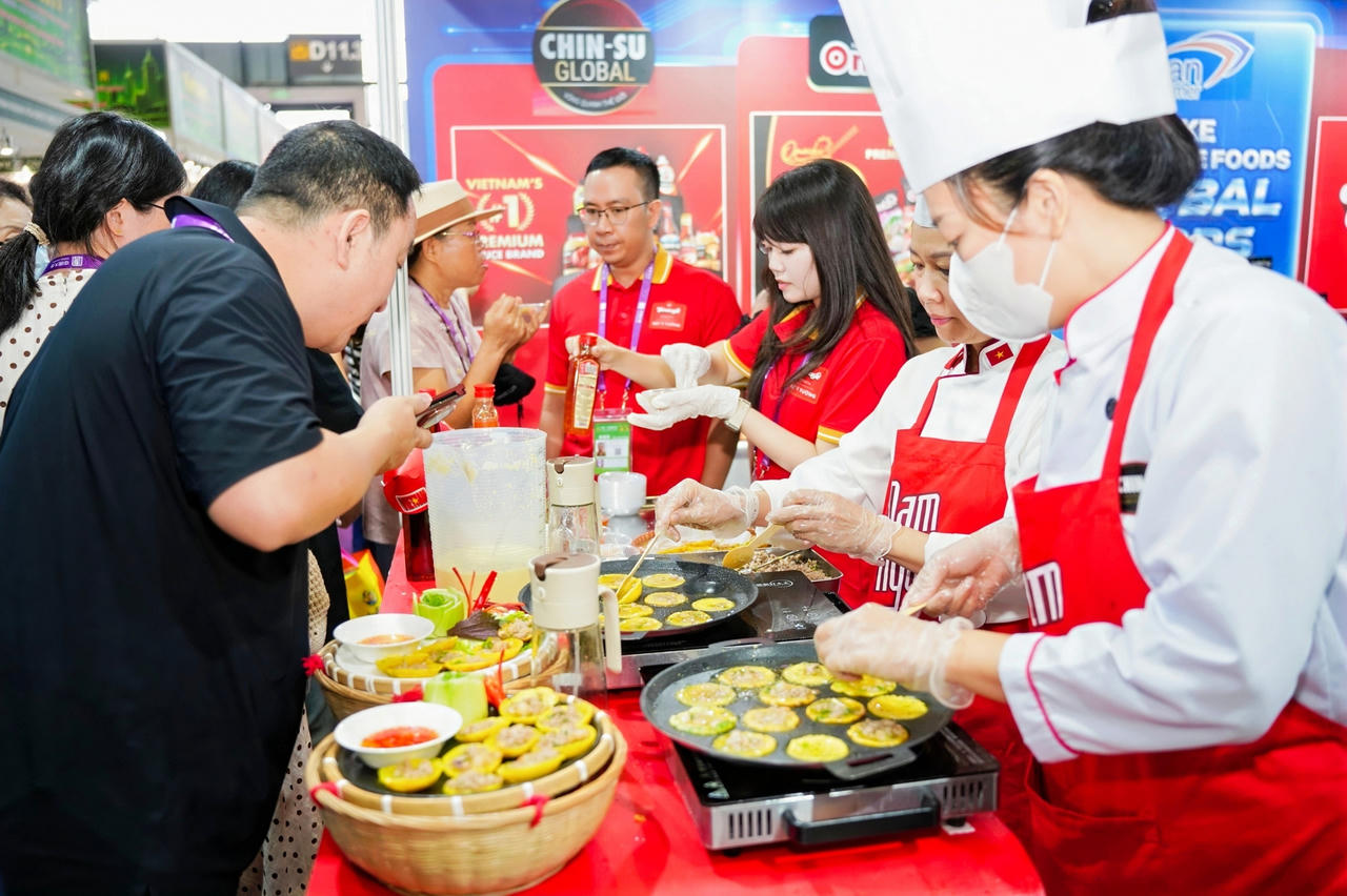 Thực khách thưởng thức món ăn cùng gia vị của MCH.