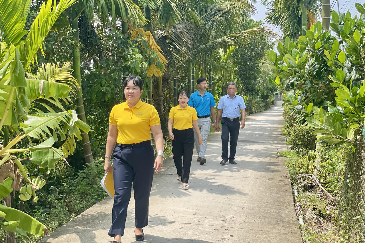 BHXH cơ sở Cai Lậy phối hợp chính quyền địa phương và tổ chức hỗ trợ phát triển đối tượng đến từng nhà dân vận động tham gia BHXH tự nguyện. Ảnh: Kim Ngân