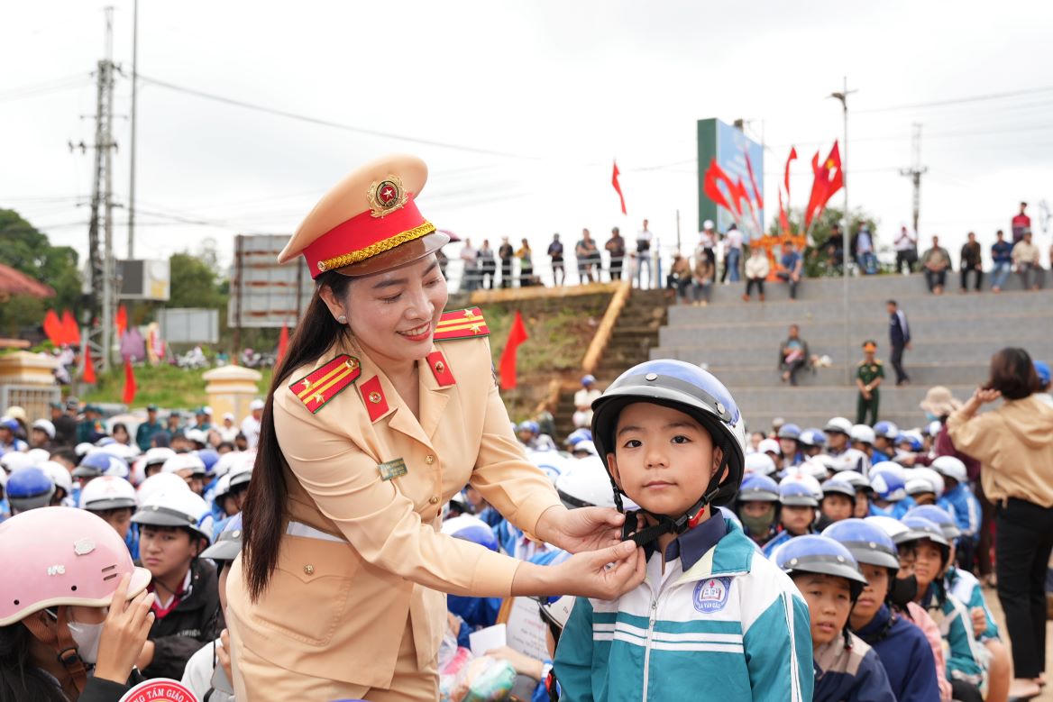 CSGT hướng dẫn cài quai mũ bảo hiểm đúng cách.