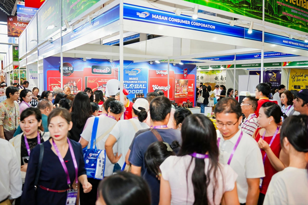 Đông du khách trải nghiệm gian hàng của MCH.