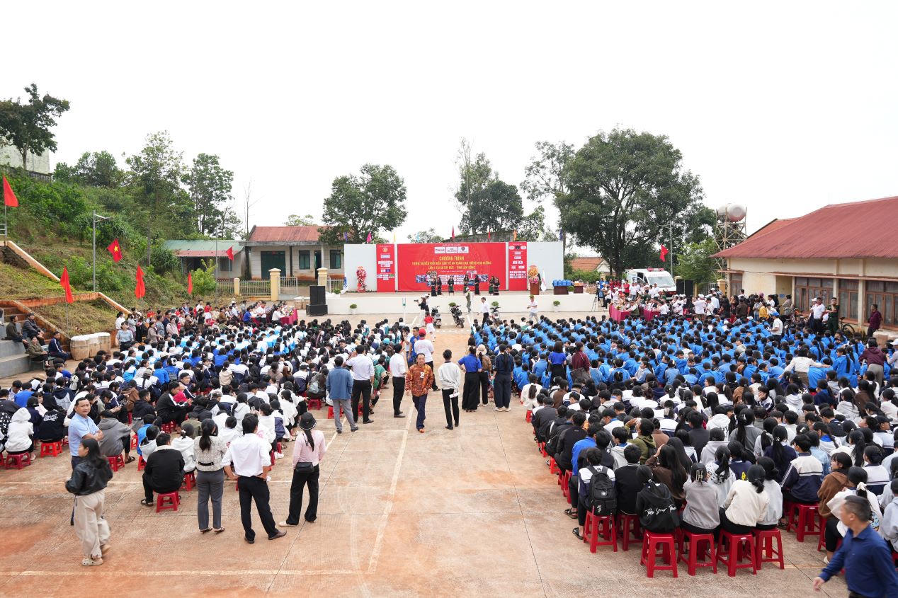 Hơn 1.000 học sinh trên địa bàn xã Tuy Đức tham dự buổi tuyên truyền phổ biến pháp luật an toàn giao thông học đường.