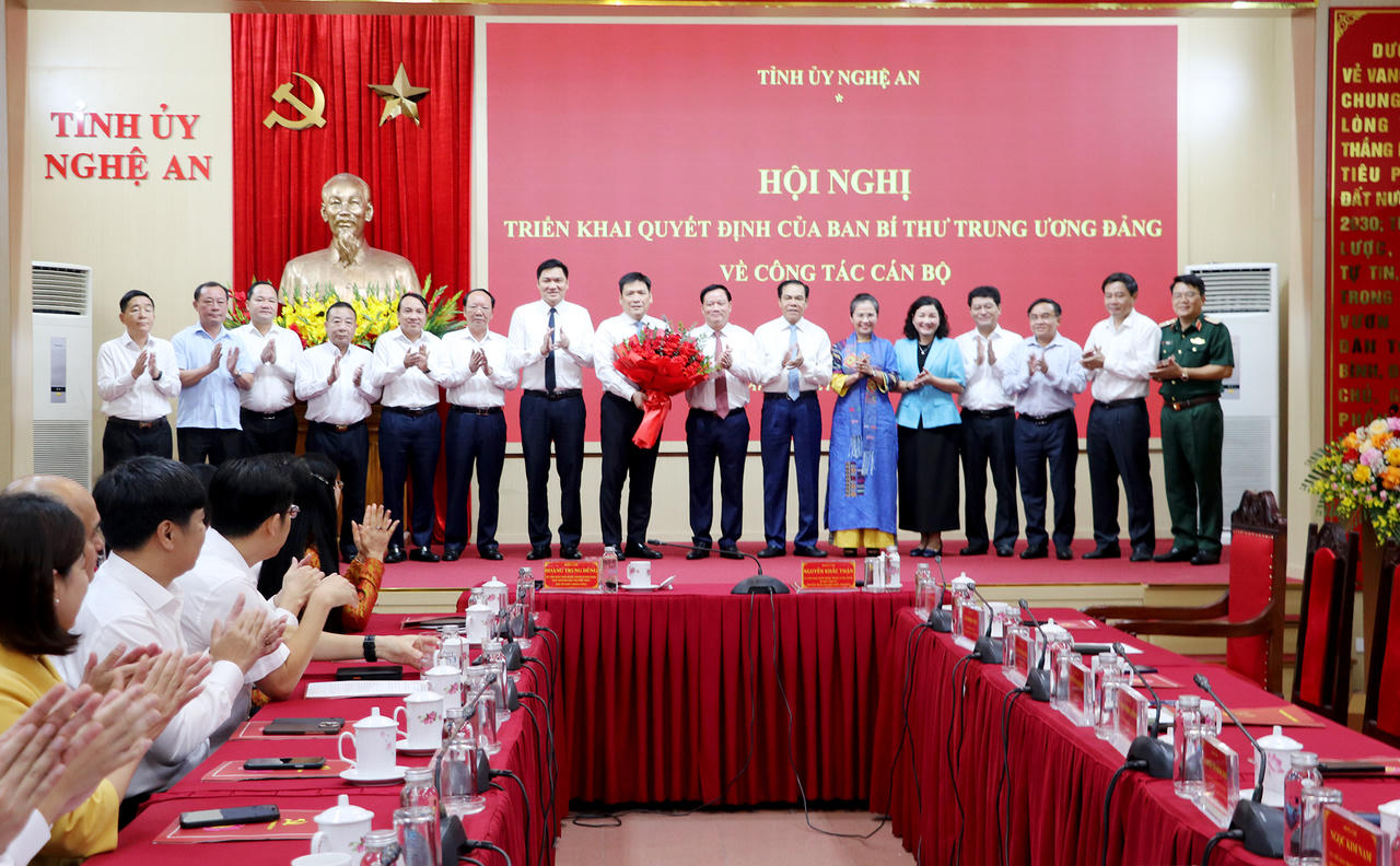 Ban Thường vụ Tỉnh ủy Nghệ An tặng hoa chúc mừng tân Phó Bí thư Tỉnh ủy (ảnh P. Quỳnh)