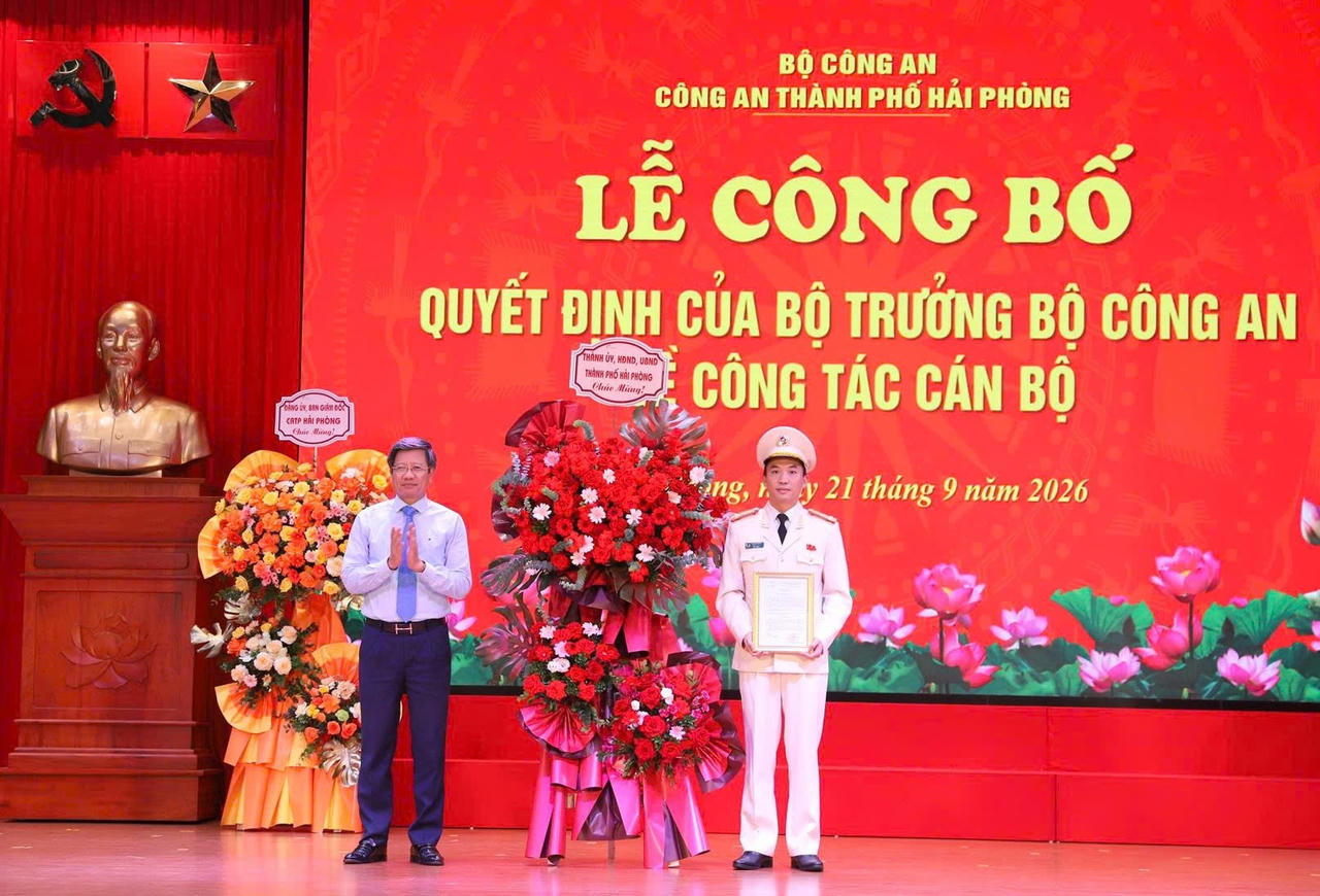 Ông Lê Anh Quân - Phó Chủ tịch Thường trực UBND TP tặng hoa chúc mừng (Ảnh Thùy Linh)