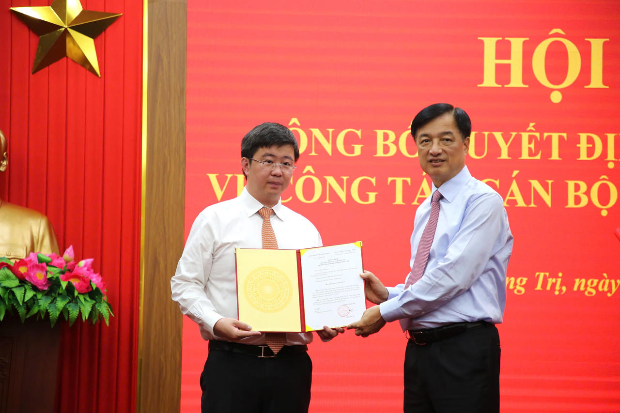 Ông Nguyễn Duy Ngọc - Ủy viên Bộ Chính trị, Bí thư Trung ương Đảng, Trưởng Ban Tổ chức Trung ương trao quyết định cho ông Bùi Hoàng Phương. (Ảnh: C.S)